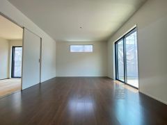 大きな窓のあるリビングは、陽光あふれる明るい空間です。居心地良く、ご家族皆がゆったり寛げる憩いの空間となりそうです。
