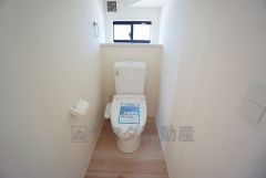 温水洗浄機付トイレです。節水機能もあるので、安心して使えますね。もちろん、1階2階の2ヶ所にトイレがあるので、忙しい朝にもゆとりができますね。