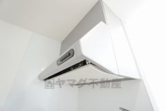 調理により発生する油煙や臭いを吸い込み、屋外へ排気してくれます。