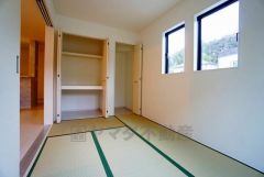 リビングからの続き間として和室をご用意しました。普段はリビングとつなげて開放的なスペースとして。来客時には客間としてお使いいただけます。