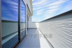 同仕様写真。お洗濯物を干すスペースとしても十分な広さがあります。  お天気の良い日はお洗濯物がよく乾きそうな日当たり良好のバルコニー＾＾