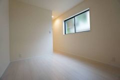 住む人のこだわりを活かす洋室＾＾日当たりがよく、寝室としての利用もおすすめ。広めのクローゼットもあり荷物もすっきり片付けれ、ゆとりのある暮らしが出来ます＾＾