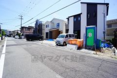 前面道路は広く、車同士がすれ違うスペースが十分にあります。落ち着いた住宅地内で快適な生活を実現してみませんか＾＾