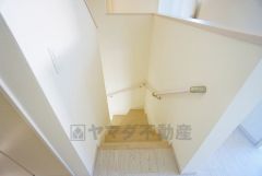 幅広のインナーバルコニーは多少の雨でも洗濯物を守ってくれ、家事を助けてくれること間違いなし。眩しすぎる日差しも和らげます。