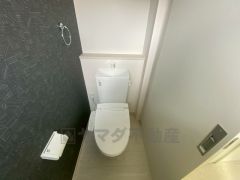 温水洗浄機付トイレです。節水機能もあるので、安心して使えますね。もちろん、1階2階の2ヶ所にトイレがあるので、忙しい朝にもゆとりができますね。