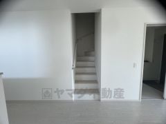 ご年配の方でも安心できる、手すり付き階段です＾＾段差も低めで設定されてますので安全性にも優れてますね＾＾