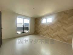 住む人のこだわりを活かす洋室＾＾日当たりがよく、寝室としての利用もおすすめ。広めのクローゼットもあり荷物もすっきり片付けれ、ゆとりのある暮らしが出来ます＾＾
