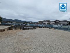平成筑豊鉄道「金田」駅まで徒歩約7分（450ｍ）金田義務教育学校まで徒歩約12分（900ｍ）