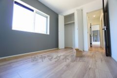 明るい洋室です。ナチュラル色のフローリングで開放的な優しい雰囲気になっています＾＾ベッドや机、ＴＶを置いてもゆとりのある広さです。