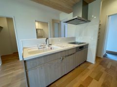 対面式カウンターキッチンでお子様の様子が見守れます。カウンタートップは耐熱性に優れており、日ごろのお掃除もふき取るだけでＯＫ。ステンレスシンクも簡単にお掃除できますよ。