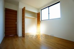 同仕様写真。全居室にはたっぷり収納できるクローゼットを設置しています。窓には断熱性・保温性にすぐれ、省エネ効果のあるペアガラスを採用。冬には結露を防止します。