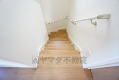 階段は段数を通常より1段多く段差を低く設定し、より安全な階段を追求しました。
