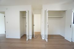 ハンガーパイプ付で散らかりがちな洋服類もきれいに整理できます。使用頻度が少ないものは枕棚の上に、足元には3段ボックスを置いて、フル活用できるクローゼットです＾＾