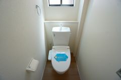 温水洗浄機付トイレです。節水機能もあるので、安心して使えますね。もちろん、1階2階の2ヶ所にトイレがあるので、忙しい朝にもゆとりができますね。