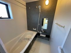 1日の疲れを癒すくつろぎのバスルーム。足を伸ばしてもゆったりと入れるサイズです。お子様と一緒にお風呂に入っても狭くないですね^^