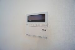 キッチン横からボタンひとつで操作が楽々。