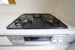 複数の調理を一度に行うことができる3口コンロ。効率よくお料理が出来ます。毎日のお料理も楽しくなりますね＾＾