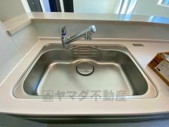 広々とした凸型シンクに洗剤ポケットを標準装備。大きなお鍋など洗いやすいです。洗剤や石鹸、スポンジもすっきりできる収納付き。