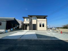 駐車スペースはゆとりある3台分を確保。マイカー用に、お客さま用に、余裕を持ってご利用いただけます。