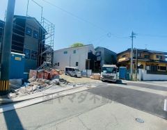 全4棟ともカースペース2台付き＾＾ 6.8ｍの広々とした前面道路で、駐車もスムーズに停めやすいです＾＾