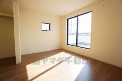 住む人のこだわりを活かす洋室＾＾日当たりがよく、寝室としての利用もおすすめ。広めのクローゼットもあり荷物もすっきり片付けられ、ゆとりのある暮らしが出来ます＾＾