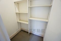 同仕様写真。シューズインクローゼットも完備されており、玄関収納も問題ありません。棚の上にお花など飾ってインテリアも楽しめますね。