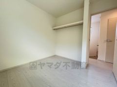 たっぷり収納できるクローゼット付きでお部屋の中をすっきりと快適に保てます。お気に入りの家具とインテリアで素敵な部屋を作りましょう。 