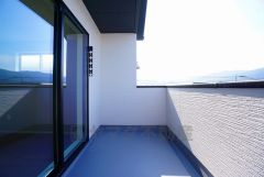 お洗濯物を干すスペースとしても十分な広さがあります。  お天気の良い日はお洗濯物がよく乾きそうな日当たり良好のバルコニーです＾＾