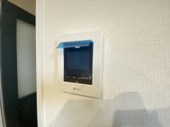 ドアを開けずに来訪者を確認できるモニター付インターフォン。防犯はもちろん、セールスマン対策にもなりますね＾＾