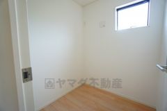 在宅勤務やオンライン学習に活躍するテレワークルーム完備。仕事と生活を両立できる間取りが魅力です。