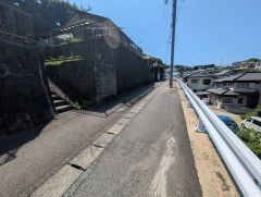 前面道路含む現地外観写真。