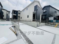 全4棟ともカースペース2台付き＾＾ 6.8ｍの広々とした前面道路で、駐車もスムーズに停めやすいです＾＾