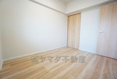 暖かい日差しが差し込む洋室。たっぷり収納できるクローゼット付きでお部屋の中をすっきりと快適に保てます。