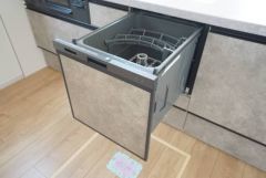 食事の後の手間を解消する食器洗い乾燥機を標準装備。手洗いよりも断然節約でき、節水で自然にもやさしいです。