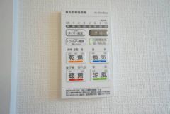 雨の日の洗濯も安心できる浴室暖房乾燥機付き浴室。リモコンで操作もボタン1つで簡単。 浴室暖房乾燥機には、暖房、乾燥、涼風、換気の4つの機能が付いています。タイマー付きです。