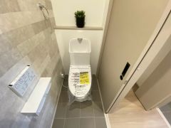 温水洗浄便座付きのトイレ＾＾便座が温かくできるので寒い冬も冷たい便座に座らずに済みますね＾＾