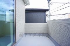 幅広のインナーバルコニーは多少の雨でも洗濯物を守ってくれ、家事を助けてくれること間違いなし。眩しすぎる日差しも和らげます。