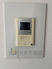 ドアを開けずに来訪者を確認できるモニター付インターフォン。防犯はもちろん、セールスマン対策にもなりますね＾＾