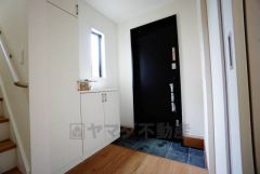 採光も考えられた明るい玄関です。自動で閉まるタッチキーとTVインターホンが装備されているので、セキュリティーも安心。