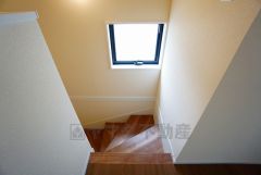 ご年配の方でも安心できる、手すり付き階段です＾＾段差も低めで設定されてますので安全性にも優れてますね＾＾