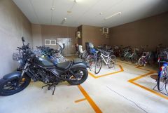 共用部。バイク、自転車置き場。 マンションの住民の方のみ使用できます。