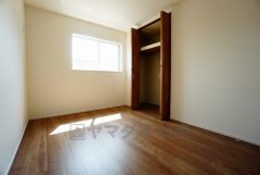 同仕様写真。住む人のこだわりを活かす洋室＾＾日当たりがよく、寝室としての利用もおすすめ。広めのクローゼットもあり荷物もすっきり片付けれ、ゆとりのある暮らしが出来ます＾＾