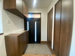 たっぷり収納できるシューズボックスです。家族全員の靴がきれいに整頓できます。棚の上にお花や写真を飾っても良いですね。