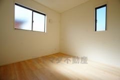 同仕様写真。明るい洋室です。 ベッドや机、ＴＶを置いてもゆとりのある広さです。