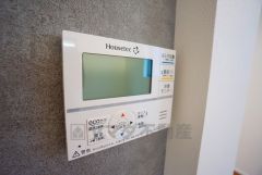 給湯器リモコンはキッチン横からボタンひとつで操作が楽々。通話ボタン付きでお子様とも会話ができて安心です。