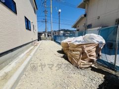 カースペースは駐車2台付きです。 前面道路は約8ｍと広く、駐車がスムーズにできます＾＾