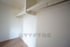 収納力豊富なウォークインクローゼット付き。洋服や小物などを1箇所にまとめて美しい収納を実現します。