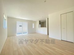 対面式キッチンを中心としたリビングダイニングで家族の会話が弾みそうです。