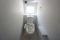 温水洗浄機付トイレです。節水機能もあるので、安心して使えますね。もちろん、1階2階の2ヶ所にトイレがあるので、忙しい朝にもゆとりができますね。