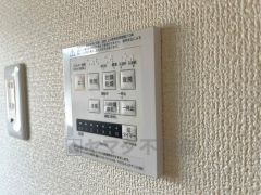 浴室暖房乾燥機には、暖房、乾燥、涼風、換気の4つの機能が付いています。タイマー付きです。